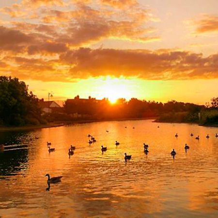 Romantic Lakeside Cottage By The Beach! With Super Cosy Log Burner! The Perfect Escape To Your Home From Home By The Sea! So Relaxing - You Won'T Want To Leave! Pet Friendly! 梅布尔索普 外观 照片