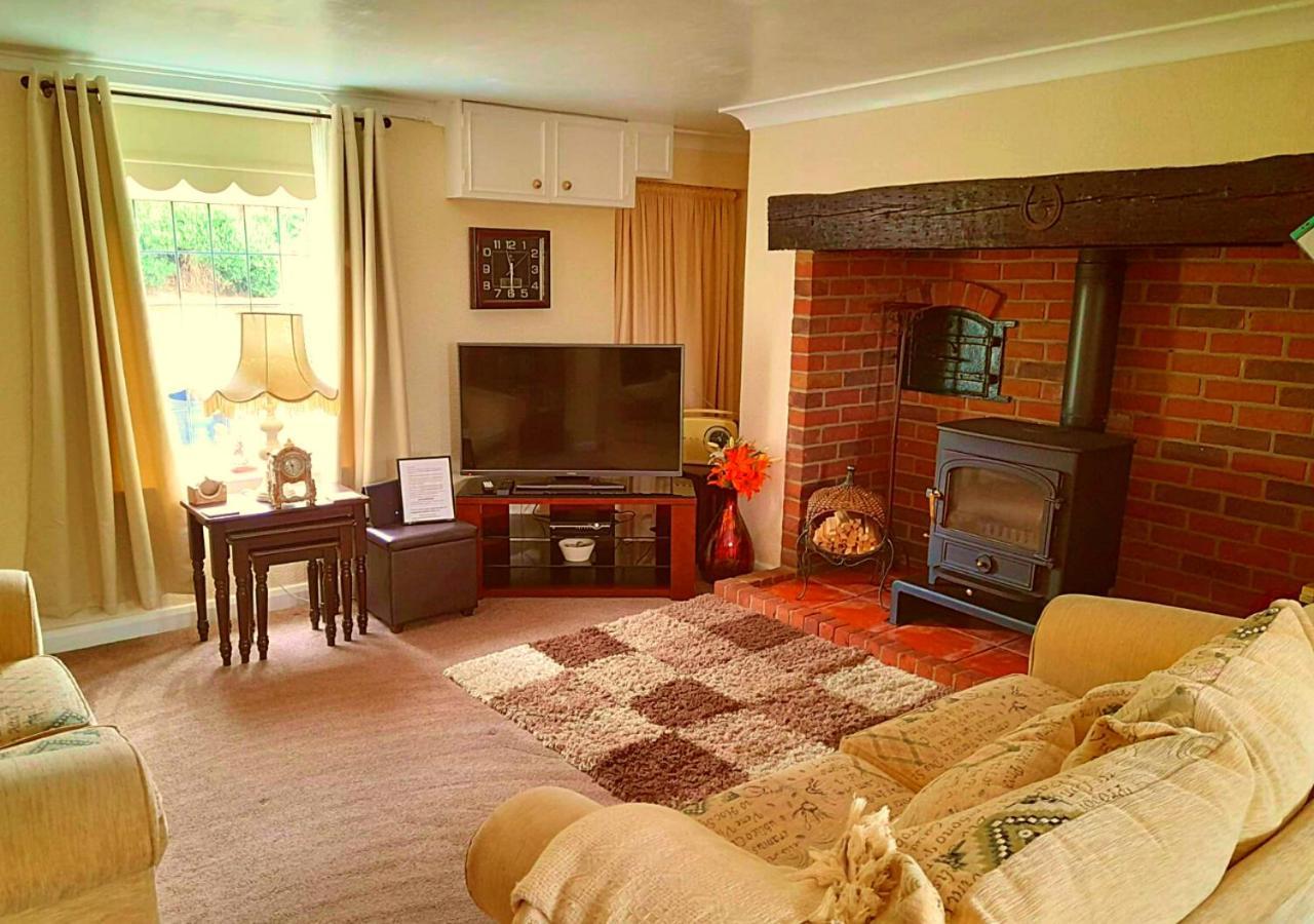 Romantic Lakeside Cottage By The Beach! With Super Cosy Log Burner! The Perfect Escape To Your Home From Home By The Sea! So Relaxing - You Won'T Want To Leave! Pet Friendly! 梅布尔索普 外观 照片