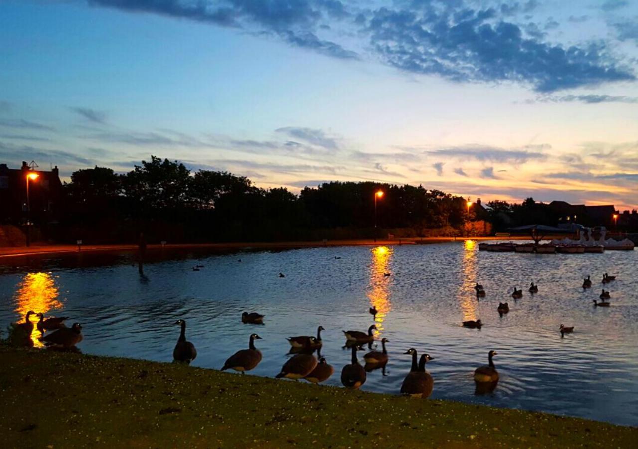 Romantic Lakeside Cottage By The Beach! With Super Cosy Log Burner! The Perfect Escape To Your Home From Home By The Sea! So Relaxing - You Won'T Want To Leave! Pet Friendly! 梅布尔索普 外观 照片