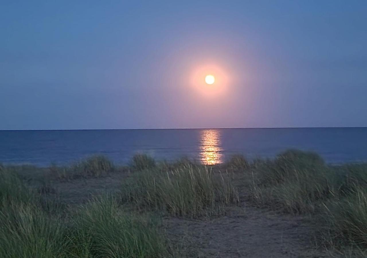 Romantic Lakeside Cottage By The Beach! With Super Cosy Log Burner! The Perfect Escape To Your Home From Home By The Sea! So Relaxing - You Won'T Want To Leave! Pet Friendly! 梅布尔索普 外观 照片