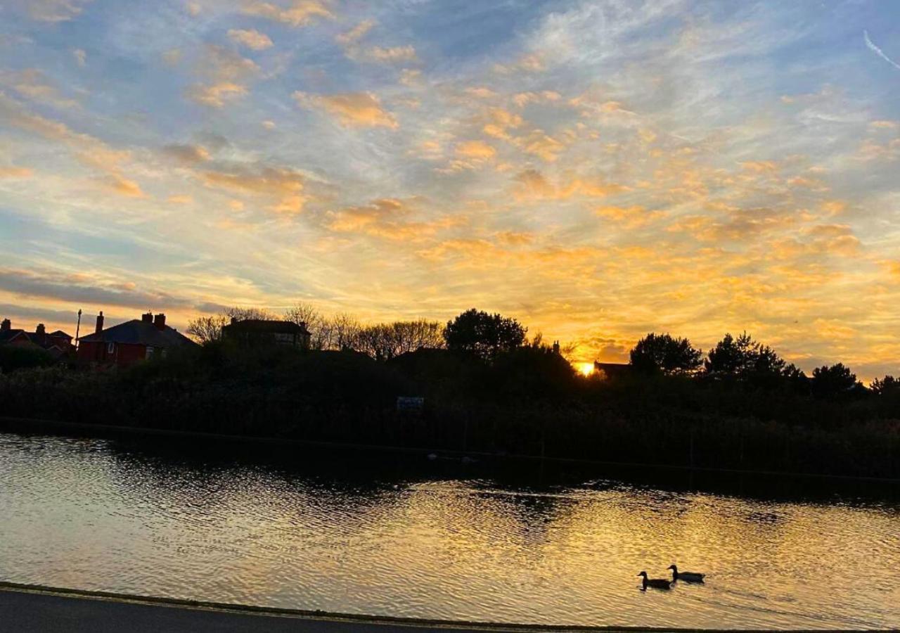 Romantic Lakeside Cottage By The Beach! With Super Cosy Log Burner! The Perfect Escape To Your Home From Home By The Sea! So Relaxing - You Won'T Want To Leave! Pet Friendly! 梅布尔索普 外观 照片