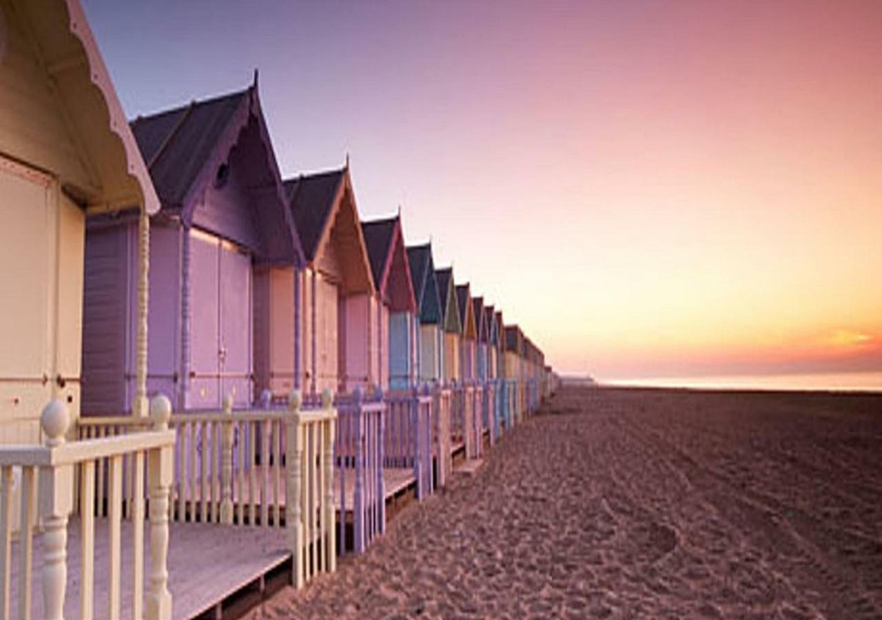 Romantic Lakeside Cottage By The Beach! With Super Cosy Log Burner! The Perfect Escape To Your Home From Home By The Sea! So Relaxing - You Won'T Want To Leave! Pet Friendly! 梅布尔索普 外观 照片